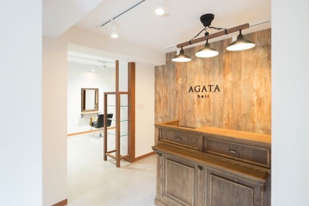 AGATAの受付・看板。木の温かみを感じた店内